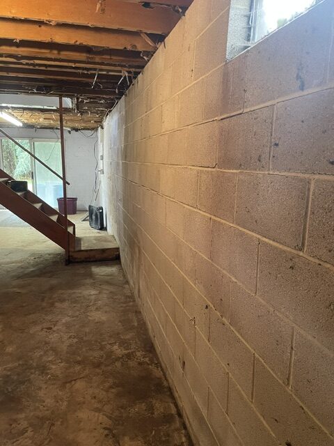 Horizontal foundation crack from bulging wall.